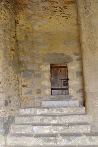 Drzwi na zdjęciu mają 1 metr wysokości. Prowadziły do małego wiezienia znajdującego się pod wieżą.