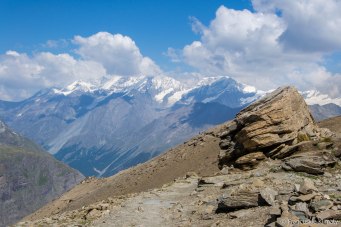 Widok w stronę doliny Zermatt na łańcuch górski - Dom de Mischabel (4545 m), Täschhorn (4491 m), Alphubel (4206 m).