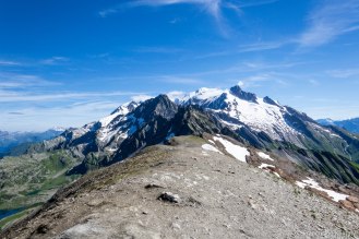 Na pierwszym planie Têtes de Bellaval (2892 m) i Mont Tondu (3196 m). W tle mont Blanc (4808/10 m) i mont Blanc de Courmayeur (4748 m). Po prawej stronie Aiguille des Glaciers (3816 m).